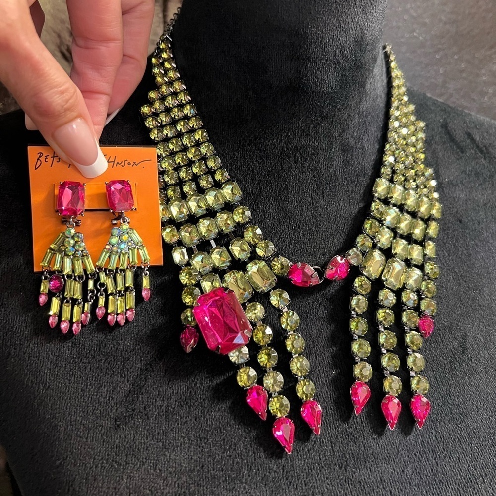 🧙💚BETSEY JOHNSON STUNNING "RICH
WITCH BIB NECKLACE & EARRING SET "-🧙💚
NWT| - Picture 3 of 14